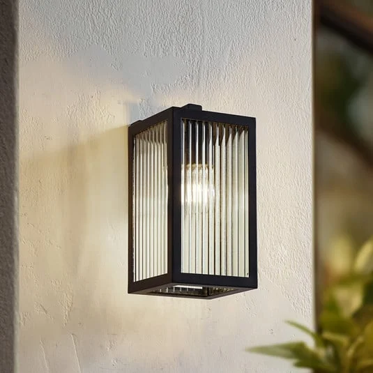 Lindby Aplique de exterior Bolgar, negro, metal, cristal, 15 cm