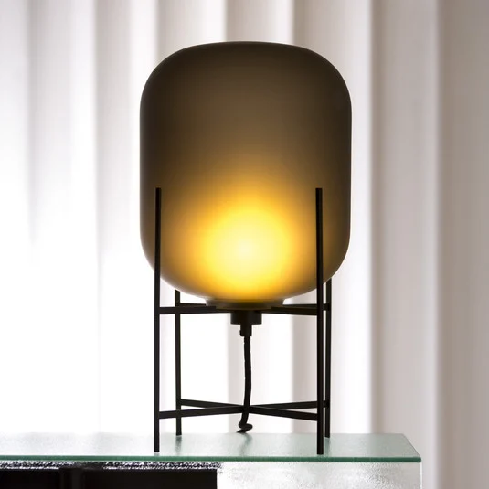 pulpo lámpara de mesa Oda Small, gris humo grabado/negro