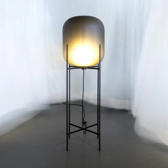 pulpo lámpara de pie Oda Big, gris humo grabado/negro, 140 cm