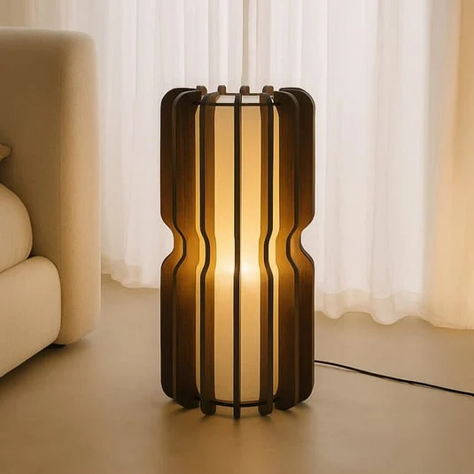 Lámpara de pie Lucande Juneta, 75 cm, marrón, madera, textil