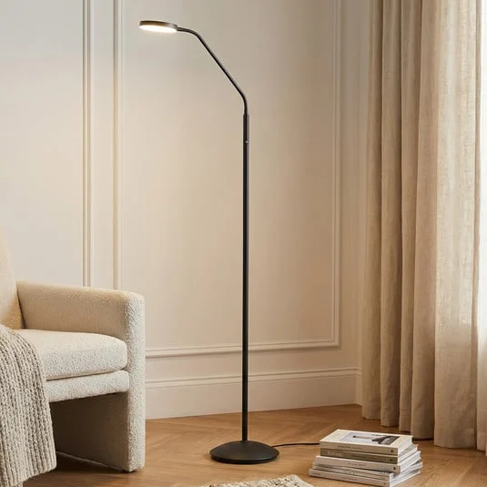 Lámpara de pie recargable LED Elvyn de Lindby, negra, ajustable