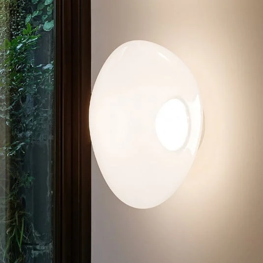 Aplique de pared LED Melt de Tom Dixon, Ø 50 cm, color ópalo/dorado