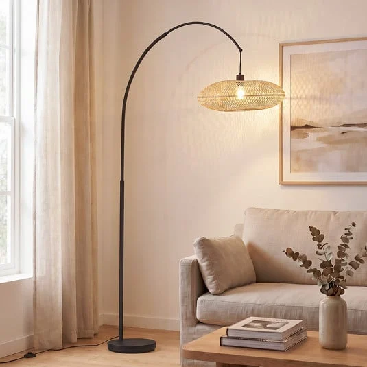 Lámpara arqueada Lindby Solvian, negro/natural, bambú, metal