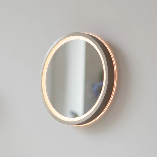 Espejo LED de pared VIDRO, bronce, Ø 26 cm, batería externa, interruptor