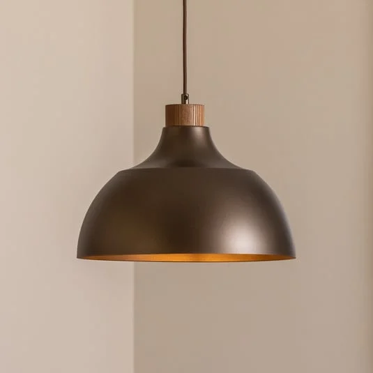 Lámpara colgante Envostar Kaitt, marrón, Ø 34 cm, detalle de madera