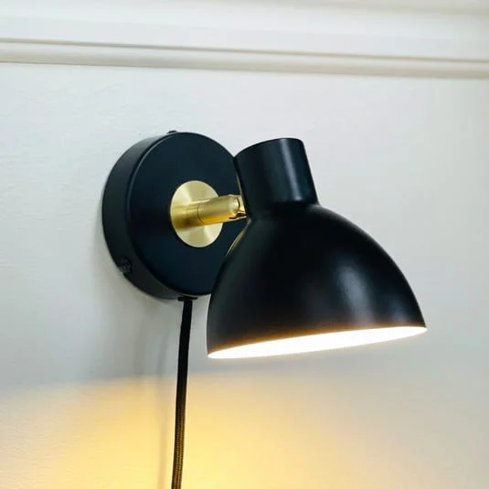 Dyberg Larsen Aplique de pared Lilje, negro, Ø 16 cm, metal