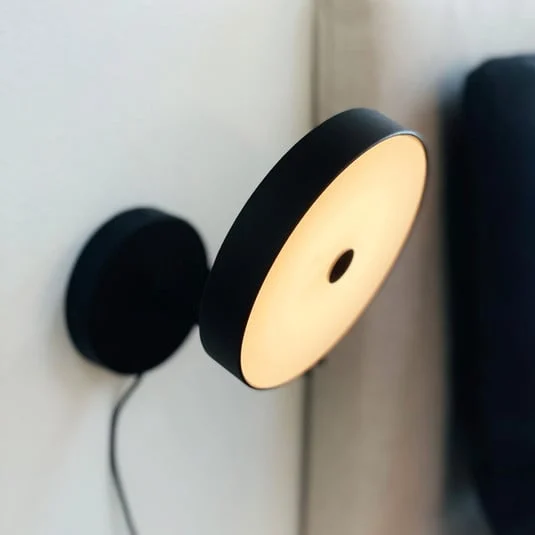 Aplique de pared LED Starlight de Dyberg Larsen, negro, Ø14 cm, atenuable.