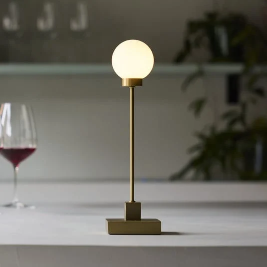 Northern Lámpara de mesa LED recargable Snowball color latón 2700 K