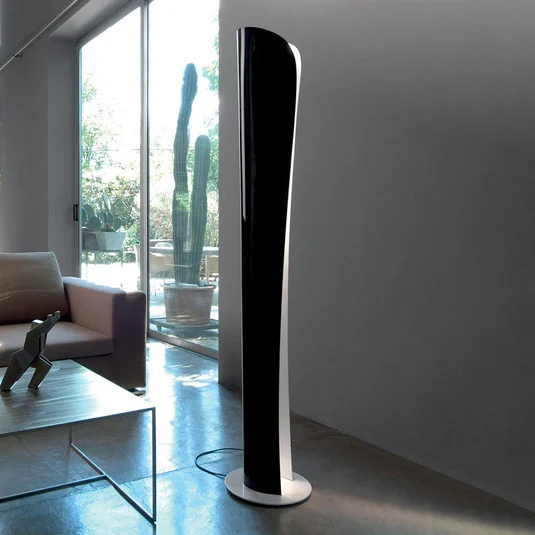 Lámpara de pie LED Artemide Cadmo en blanco y negro, 2700 K