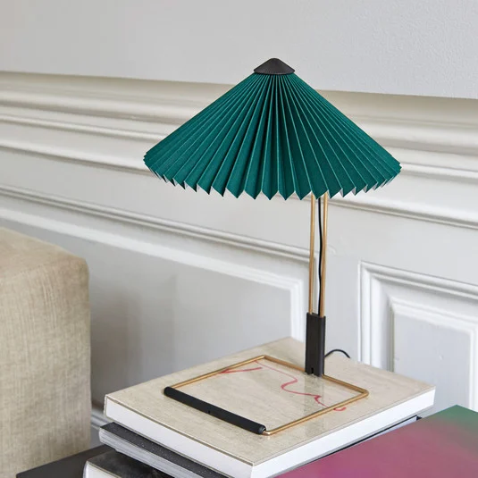 Lámpara de mesa LED Matin de HAY, verde/latón, altura 38 cm