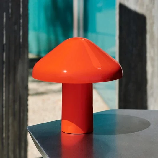 HAY Pao Lámpara de mesa LED portátil con batería recargable roja