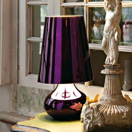 Kartell Cindy lámpara mesa LED violeta metalizado