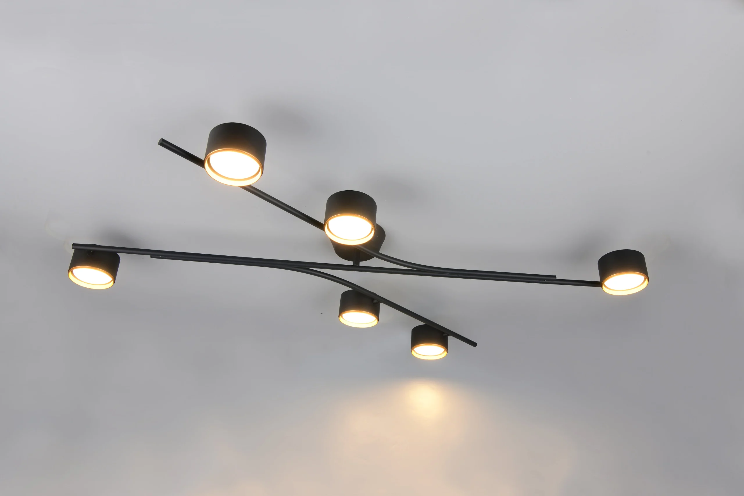 Plafón de techo Trio Coda grande LED negro y dorado 2700K 113,5cm 6