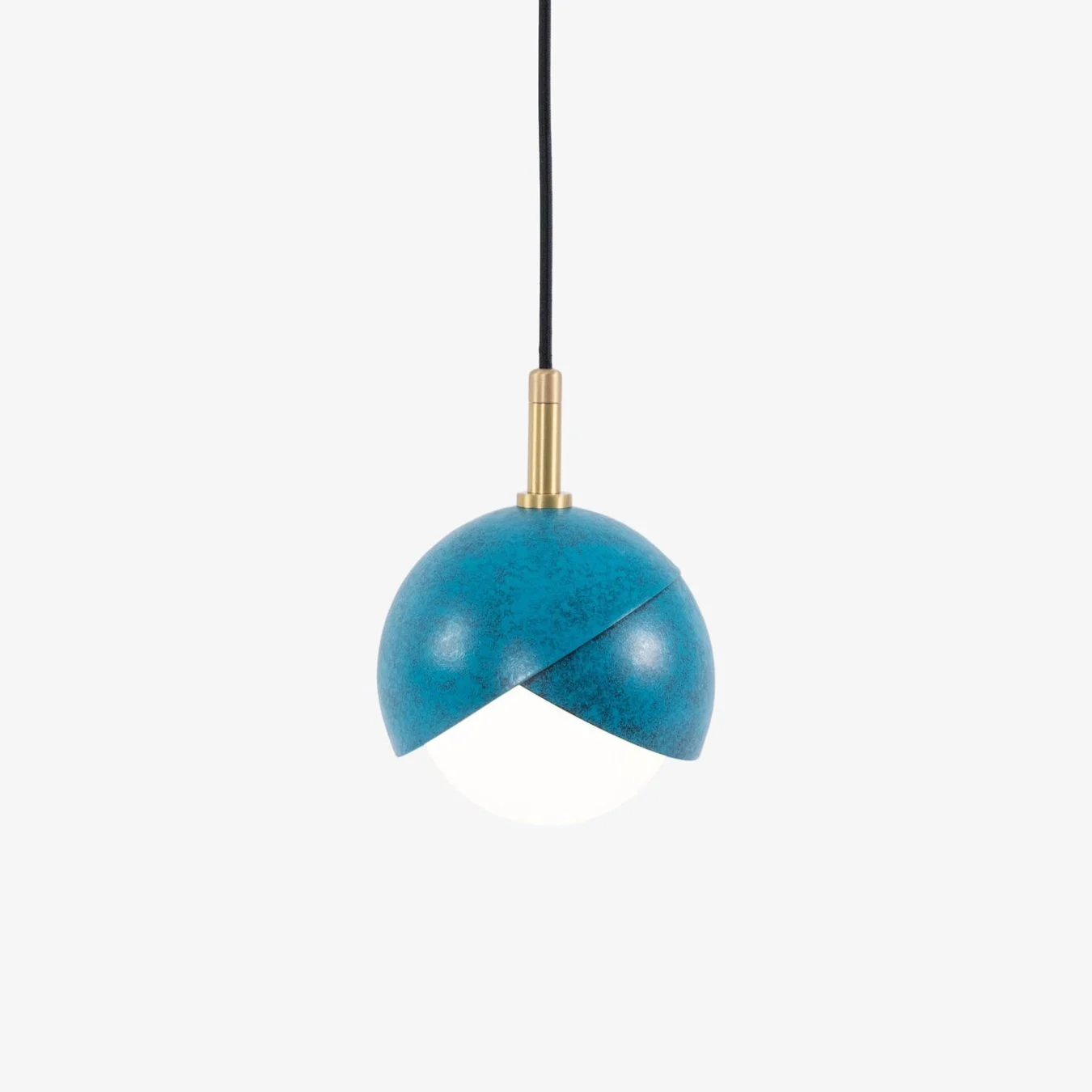 Lámpara Colgante Solara con Esfera Opalina Anidada y Latón Moderna