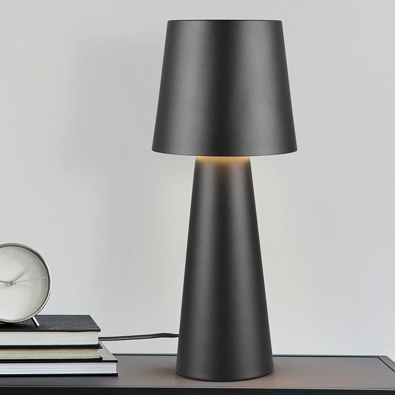Lámpara de mesa moderna negra, Lillyam, con interruptor