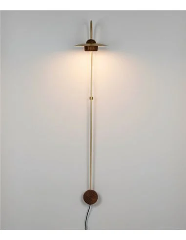 Aplique de pared Txapela - Pedret Lighting - Lámpara alargada de madera de roble y latón